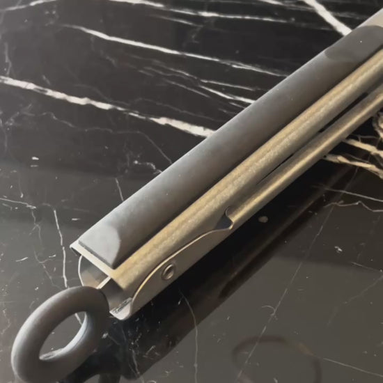Anúncio em vídeo do pegador de carne Tramontina. Utensílio de alta qualidade em inox para churrasco. Com cabo emborrachado e 52cm, oferece segurança e praticidade para manusear alimentos na grelha. Compre seu pegador de churrasco na Salvador Comercial.