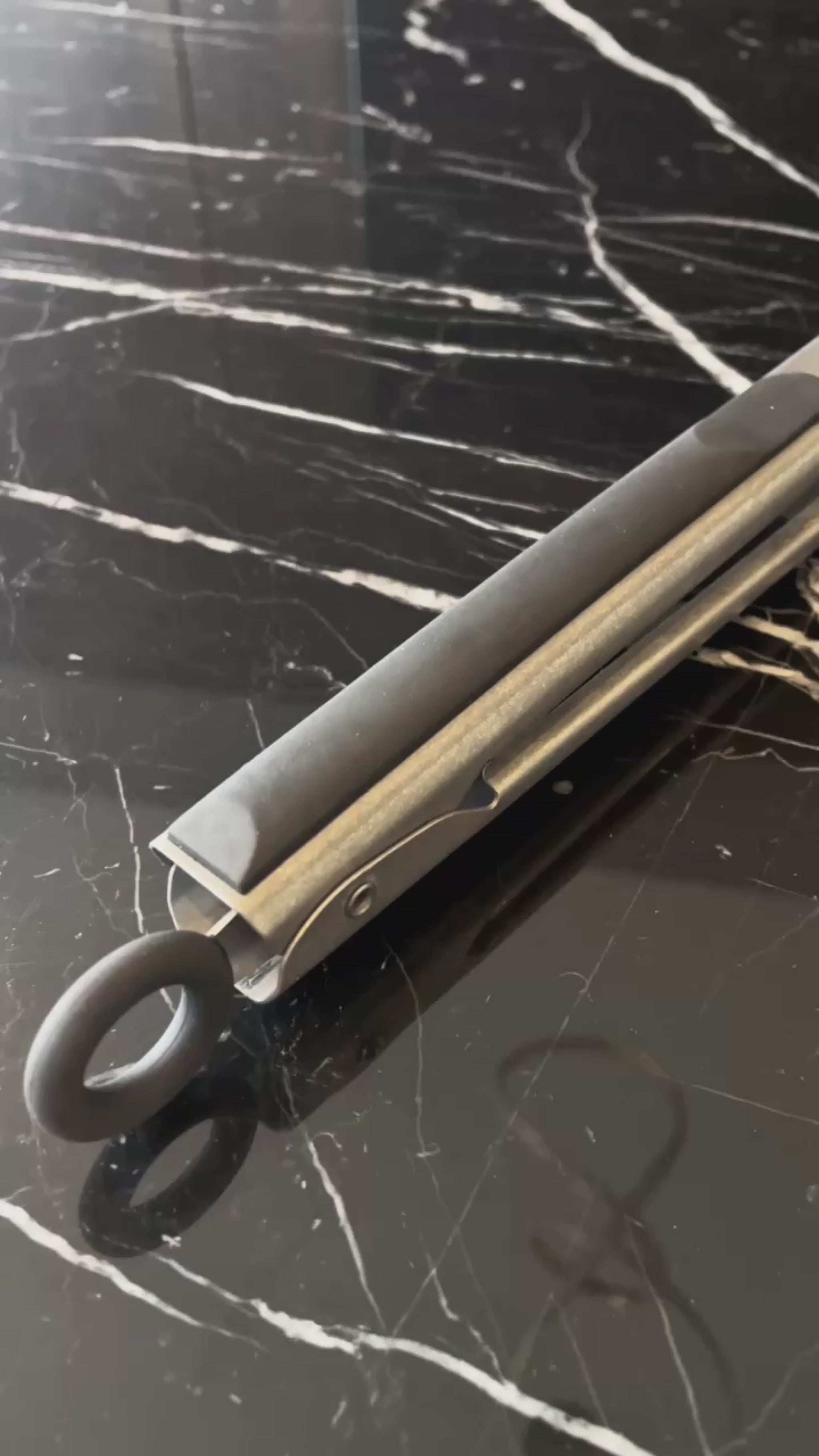 Anúncio em vídeo do pegador de carne Tramontina. Utensílio de alta qualidade em inox para churrasco. Com cabo emborrachado e 52cm, oferece segurança e praticidade para manusear alimentos na grelha. Compre seu pegador de churrasco na Salvador Comercial.