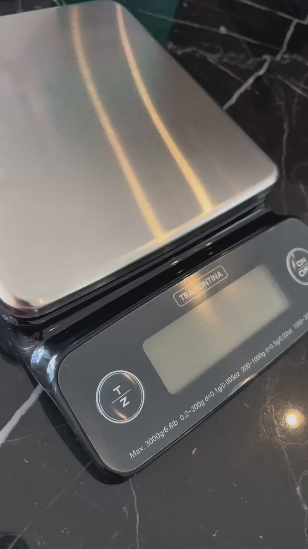 Vídeo de anúncio da balança digital de alta precisão para cozinha Tramontina, com capacidade de 3kg. Ideal para quem busca medições exatas de ingredientes secos e líquidos em receitas, com resultados confiáveis. O produto possui acabamento em inox, perfeito para uso doméstico ou profissional. Disponível na Salvador Comercial.