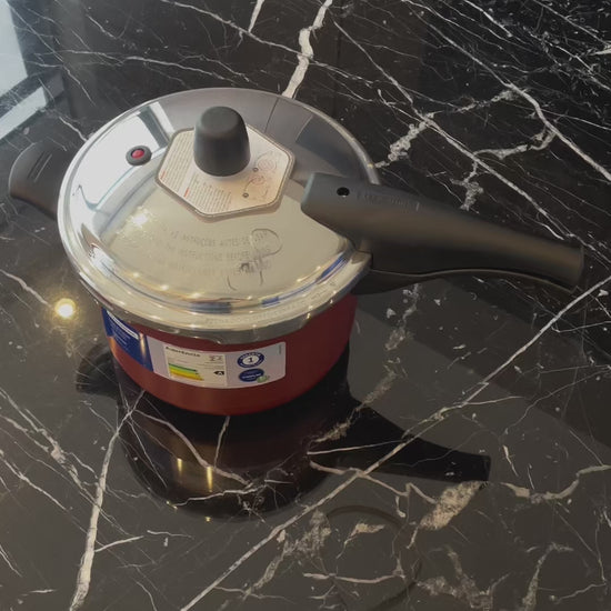 Vídeo de anúncio da panela de pressão Vancouver da Tramontina, com capacidade de 4,5 litros e 20cm de diâmetro. O produto é feito em alumínio com revestimento antiaderente na cor vermelha, ideal para cozinhar de forma rápida e segura. Encontre a panela de pressão Tramontina na Salvador Comercial.