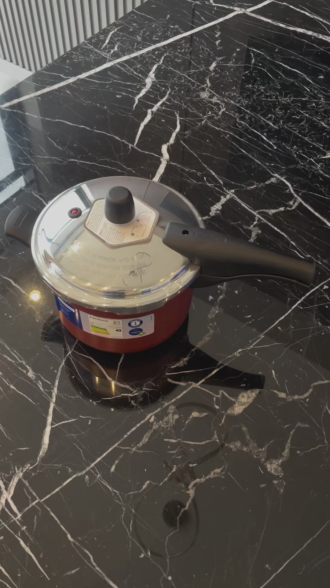 Vídeo de anúncio da panela de pressão Vancouver da Tramontina, com capacidade de 4,5 litros e 20cm de diâmetro. O produto é feito em alumínio com revestimento antiaderente na cor vermelha, ideal para cozinhar de forma rápida e segura. Encontre a panela de pressão Tramontina na Salvador Comercial.