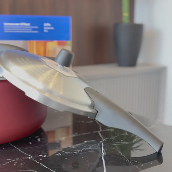 Vídeo de anúncio da panela de pressão Effect da Tramontina, com 20 cm e capacidade de 4,5 litros. Feita em alumínio com revestimento antiaderente na cor vermelha, a panela garante cozimento rápido e seguro, ideal para sua cozinha. Encontre a panela de pressão Tramontina na Salvador Comercial.