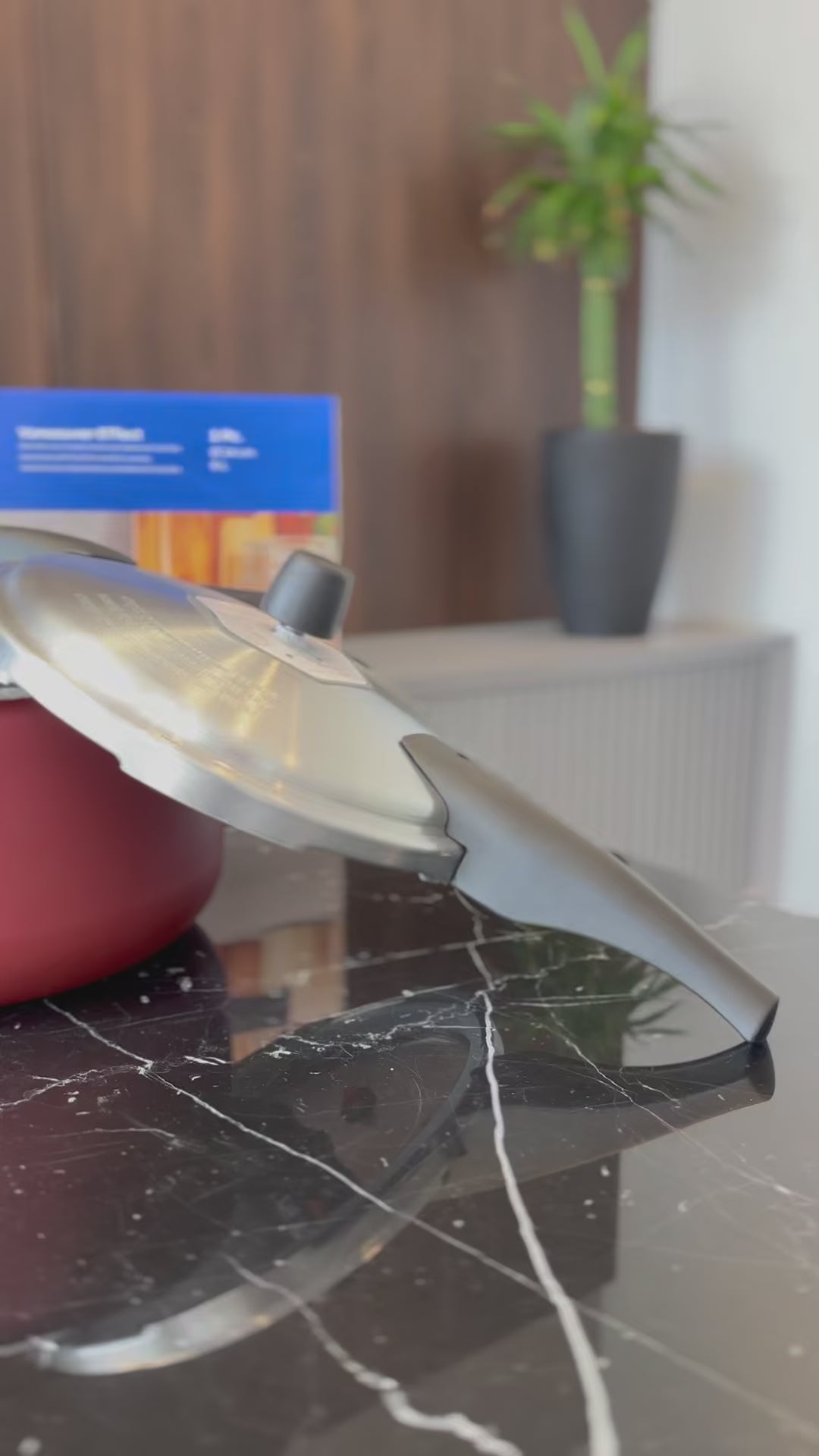 Vídeo de anúncio da panela de pressão Effect da Tramontina, com 20 cm e capacidade de 4,5 litros. Feita em alumínio com revestimento antiaderente na cor vermelha, a panela garante cozimento rápido e seguro, ideal para sua cozinha. Encontre a panela de pressão Tramontina na Salvador Comercial.