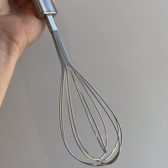 Anúncio em vídeo do batedor fuê de inox Tramontina. Utensílio de cozinha durável e eficiente para preparar cremes, molhos e massas. Perfeito para chefs e amantes da culinária. Compre o seu batedor fuê na Salvador Comercial.
