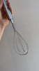 Anúncio em vídeo do batedor fuê de inox Tramontina. Utensílio de cozinha durável e eficiente para preparar cremes, molhos e massas. Perfeito para chefs e amantes da culinária. Compre o seu batedor fuê na Salvador Comercial.
