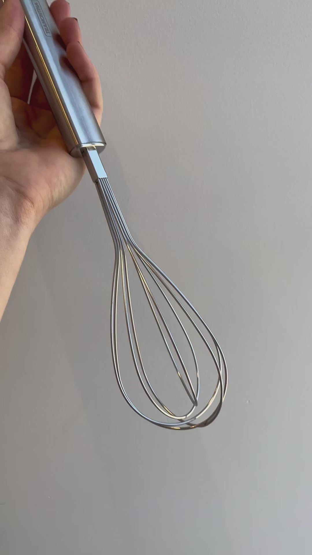Anúncio em vídeo do batedor fuê de inox Tramontina. Utensílio de cozinha durável e eficiente para preparar cremes, molhos e massas. Perfeito para chefs e amantes da culinária. Compre o seu batedor fuê na Salvador Comercial.