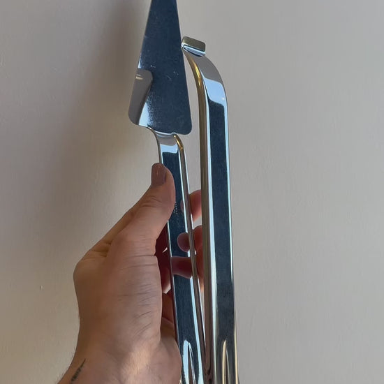 Vídeo de anúncio do pegador de pizza Utility da Tramontina, em aço inox com acabamento de alto brilho. Utensílio ideal para servir fatias de pizza de forma prática e higiênica. Design elegante e durável para sua cozinha. Encontre o pegador de pizza Tramontina na Salvador Comercial.