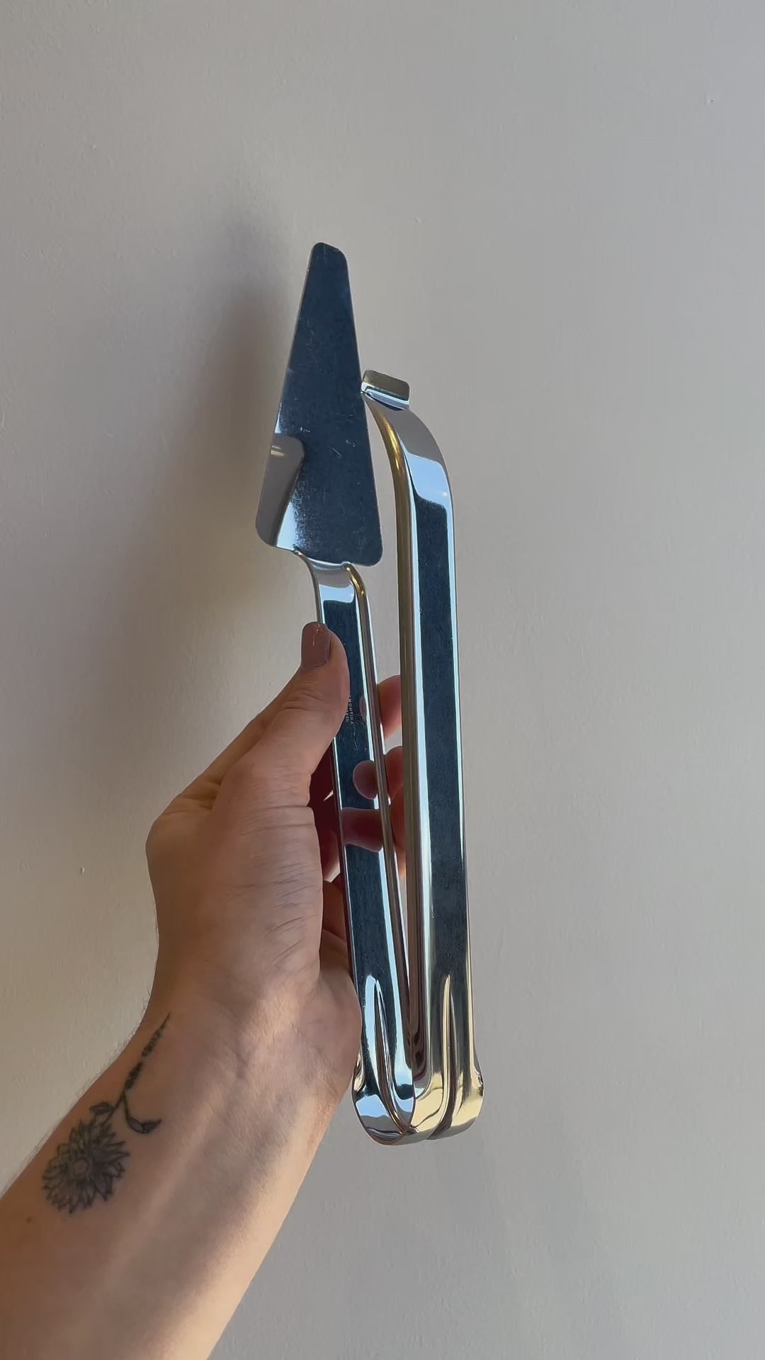 Vídeo de anúncio do pegador de pizza Utility da Tramontina, em aço inox com acabamento de alto brilho. Utensílio ideal para servir fatias de pizza de forma prática e higiênica. Design elegante e durável para sua cozinha. Encontre o pegador de pizza Tramontina na Salvador Comercial.