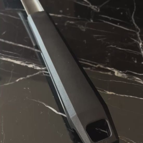 Vídeo de anúncio da escova para grelhas Tramontina com raspador. Acessório para churrasco com cerdas de inox e cabo de polipropileno preto, ideal para a limpeza eficiente de grelhas. O raspador remove resíduos mais difíceis. Compre na Salvador Comercial.