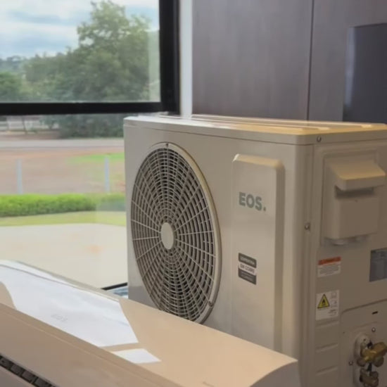 Vídeo de anúncio do ar-condicionado Split Inverter EOS 30000 BTUs. O equipamento oferece climatização potente, alta eficiência energética e operação silenciosa. Ideal para grandes ambientes. Garantindo conforto e economia. Clique para ver.