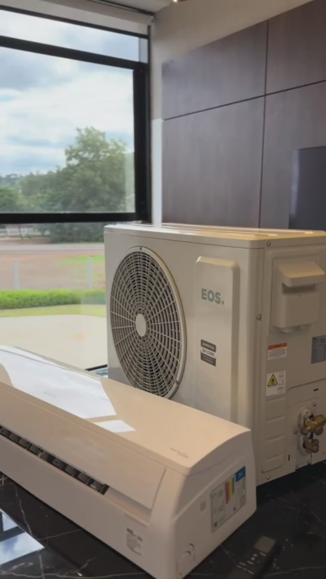 Vídeo de anúncio do ar-condicionado Split Inverter EOS 30000 BTUs. O equipamento oferece climatização potente, alta eficiência energética e operação silenciosa. Ideal para grandes ambientes. Garantindo conforto e economia. Clique para ver.
