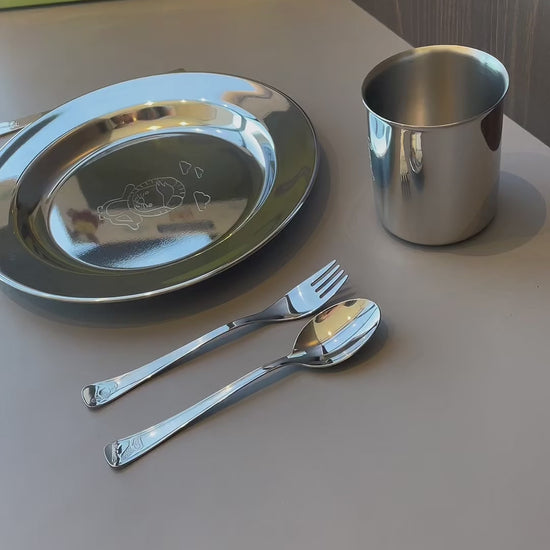 Vídeo de anúncio do kit infantil para refeição Lembrança da Tramontina. O conjunto inclui 5 peças seguras e duráveis, feitas em aço inox com acabamento de alto brilho, ideal para a alimentação das crianças. Um presente perfeito para pais. Encontre o kit infantil Tramontina na Salvador Comercial.