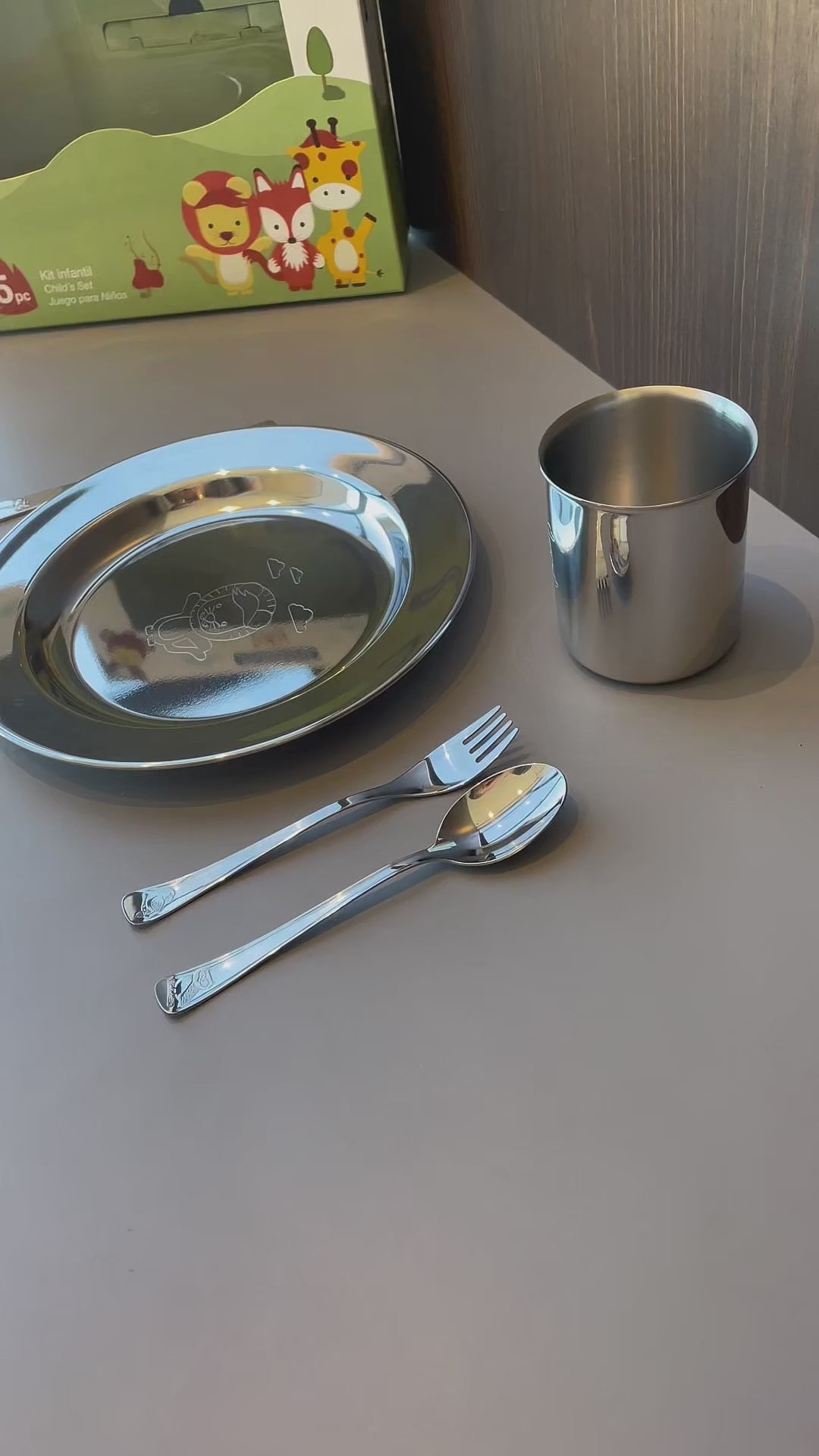 Vídeo de anúncio do kit infantil para refeição Lembrança da Tramontina. O conjunto inclui 5 peças seguras e duráveis, feitas em aço inox com acabamento de alto brilho, ideal para a alimentação das crianças. Um presente perfeito para pais. Encontre o kit infantil Tramontina na Salvador Comercial.