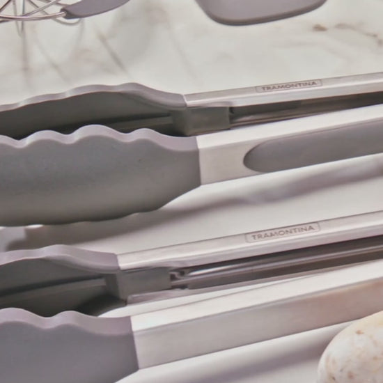 Anúncio em vídeo do pegador de silicone Tramontina. Utensílio de cozinha de alta qualidade para manusear alimentos quentes com segurança. Design em aço inox e silicone cinza, ideal para panelas e frigideiras antiaderentes. Compre na Salvador Comercial.
