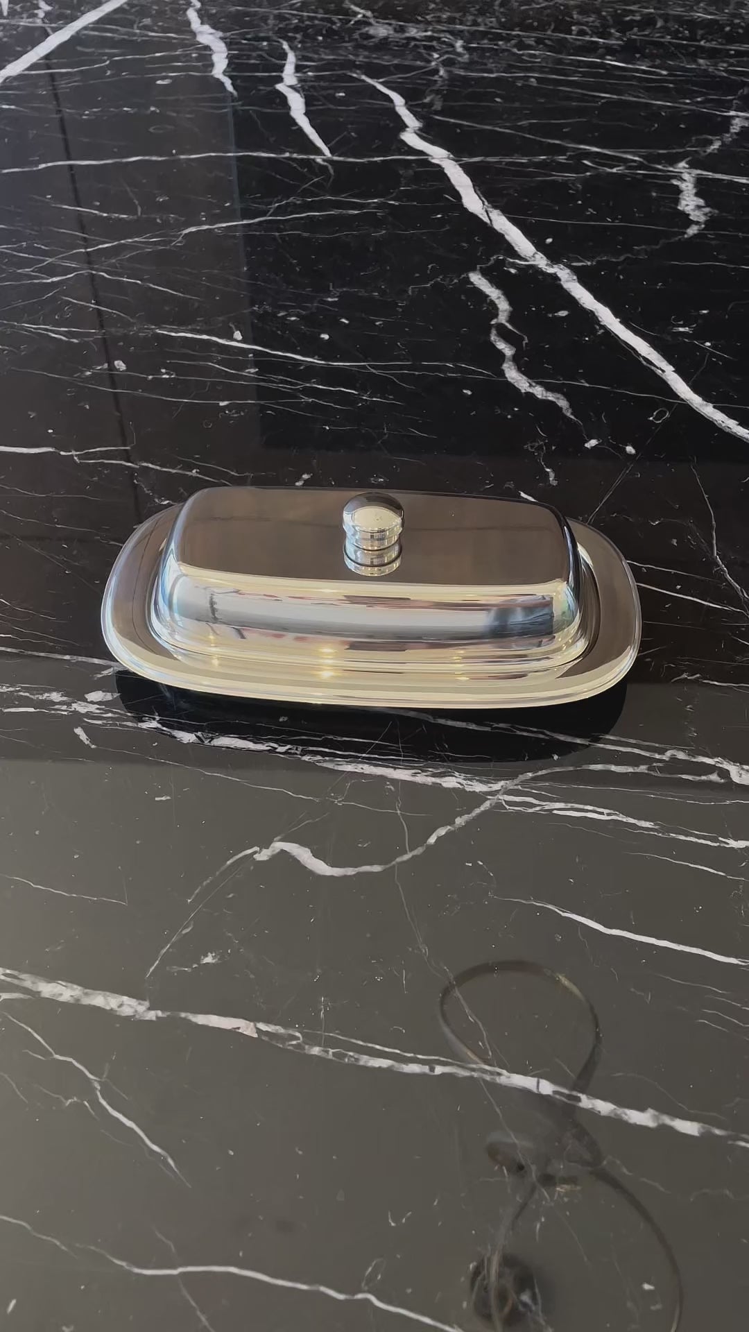 Vídeo de anúncio da manteigueira Tramontina Service, feita em aço inox. O produto retangular com tampa é ideal para armazenar manteiga de forma higiênica e elegante, seja para uso doméstico ou profissional. Encontre a manteigueira de inox na Salvador Comercial.