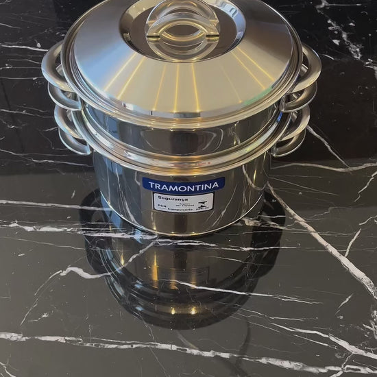 Anúncio em vídeo da cuscuzeira Tramontina com fundo triplo. Utensílio de cozinha em aço inox para preparar cuscuz e outros alimentos no vapor com eficiência. Distribui o calor de forma homogênea, economizando gás e tempo. Compre na Salvador Comercial.