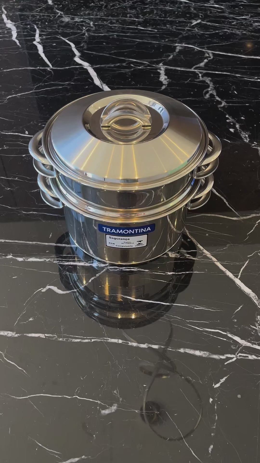 Anúncio em vídeo da cuscuzeira Tramontina com fundo triplo. Utensílio de cozinha em aço inox para preparar cuscuz e outros alimentos no vapor com eficiência. Distribui o calor de forma homogênea, economizando gás e tempo. Compre na Salvador Comercial.