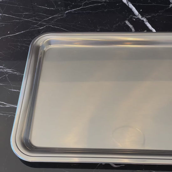 Vídeo de anúncio da bandeja retangular profissional para servir Buena da Tramontina. Feita em aço inox fosco, com dimensões de 49x33cm, é ideal para servir com elegância e durabilidade em ambientes profissionais e domésticos. Disponível na Salvador Comercial.
