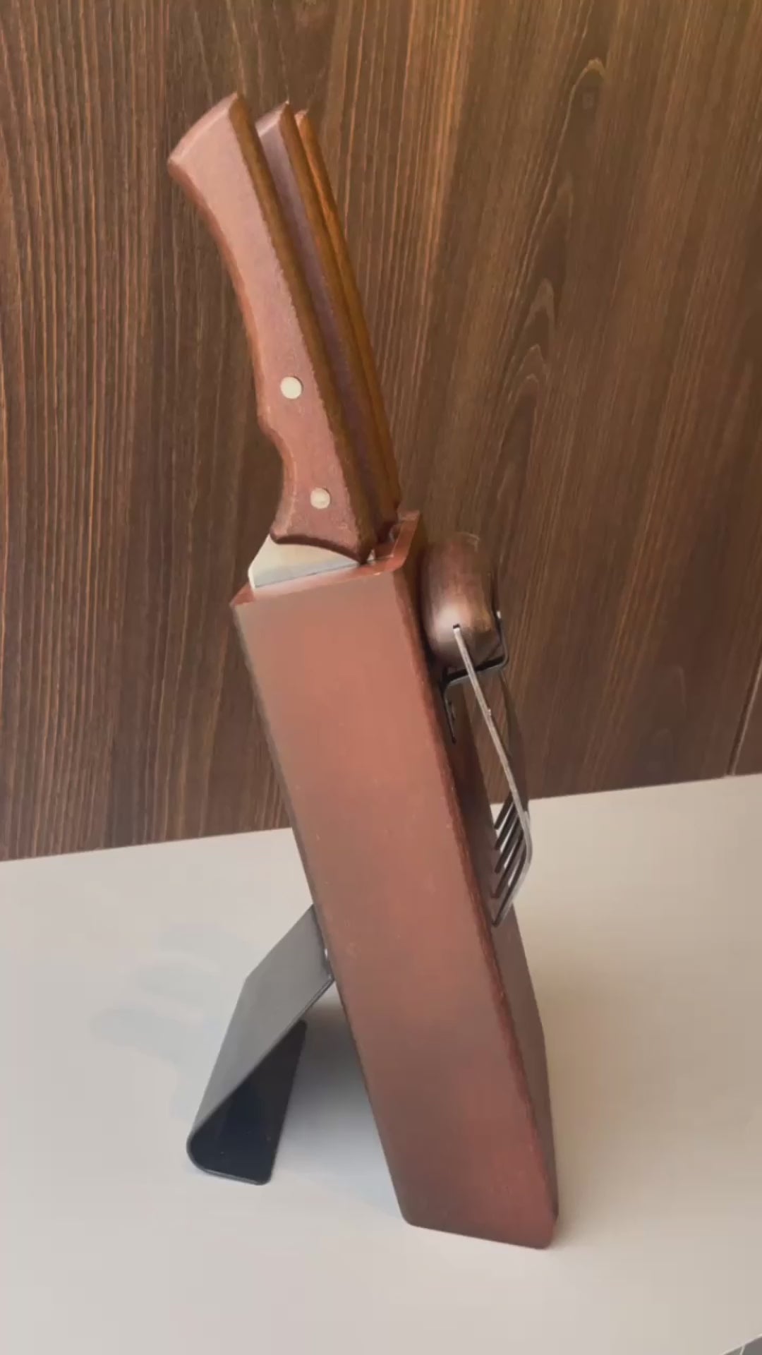 Vídeo de anúncio do kit para churrasco Tramontina Churrasco Black, com 5 peças. O conjunto inclui facas e garfo com lâminas de aço inox escurecido e cabos de madeira. Ideal para cortes precisos de carne e para servir com estilo. Encontre o kit para churrasco Tramontina na Salvador Comercial.