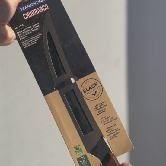 Vídeo de anúncio da faca para carne Tramontina Churrasco Black, com lâmina de 10 polegadas em aço inox escurecido e cabo de madeira. Ideal para cortes precisos e eficientes. A faca combina design moderno com durabilidade, perfeita para churrascos. Encontre a faca Tramontina Churrasco Black na Salvador Comercial.