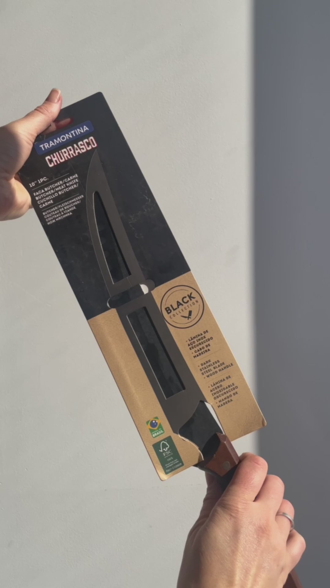 Vídeo de anúncio da faca para carne Tramontina Churrasco Black, com lâmina de 10 polegadas em aço inox escurecido e cabo de madeira. Ideal para cortes precisos e eficientes. A faca combina design moderno com durabilidade, perfeita para churrascos. Encontre a faca Tramontina Churrasco Black na Salvador Comercial.