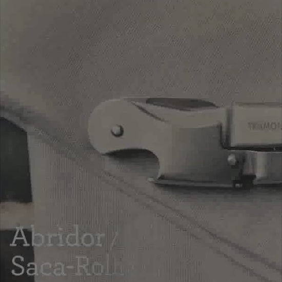 Vídeo de anúncio do saca-rolhas sommelier Harmoniza da Tramontina, em aço inox. Ferramenta 3 em 1 com abridor de garrafas e corta-lacre, ideal para abrir vinhos e garrafas com praticidade e elegância. Um acessório essencial para apreciadores de vinho. Encontre o saca-rolhas profissional Tramontina na Salvador Comercial.