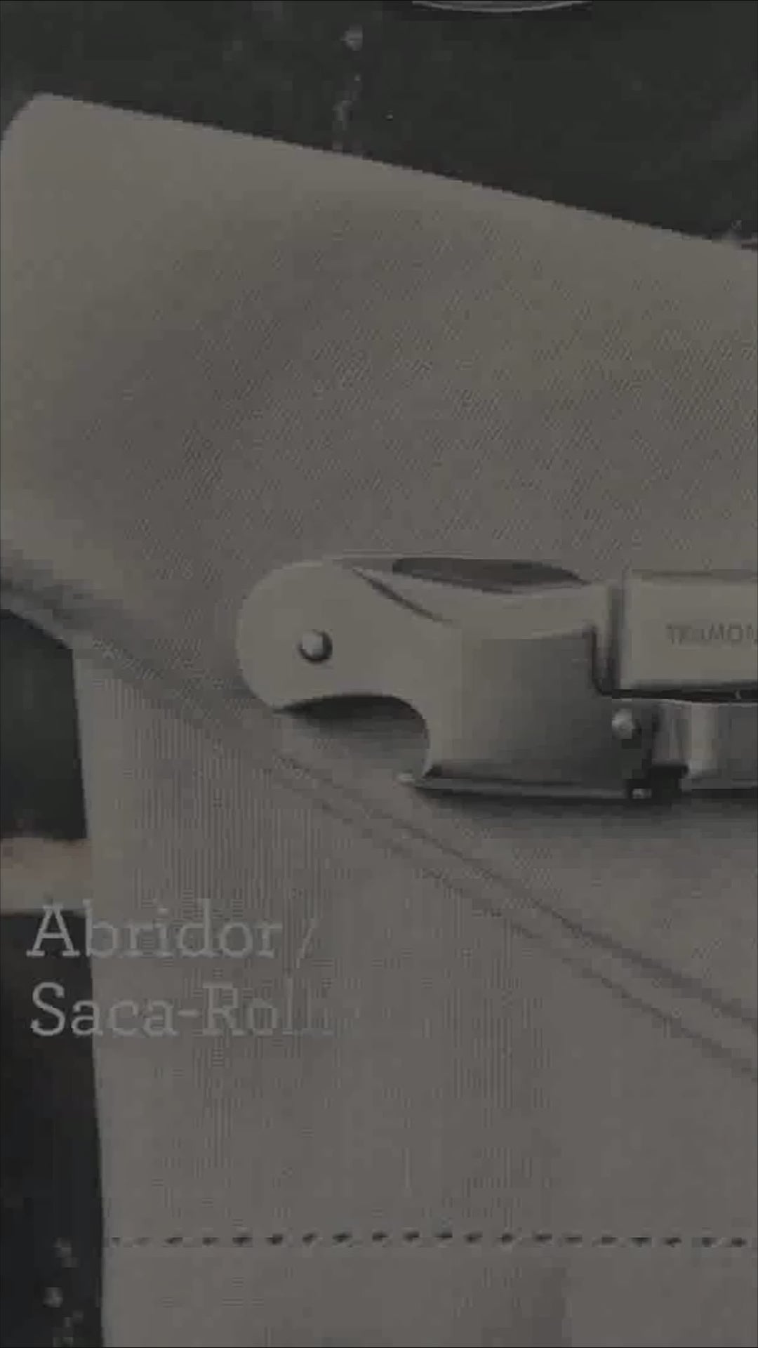 Vídeo de anúncio do saca-rolhas sommelier Harmoniza da Tramontina, em aço inox. Ferramenta 3 em 1 com abridor de garrafas e corta-lacre, ideal para abrir vinhos e garrafas com praticidade e elegância. Um acessório essencial para apreciadores de vinho. Encontre o saca-rolhas profissional Tramontina na Salvador Comercial.