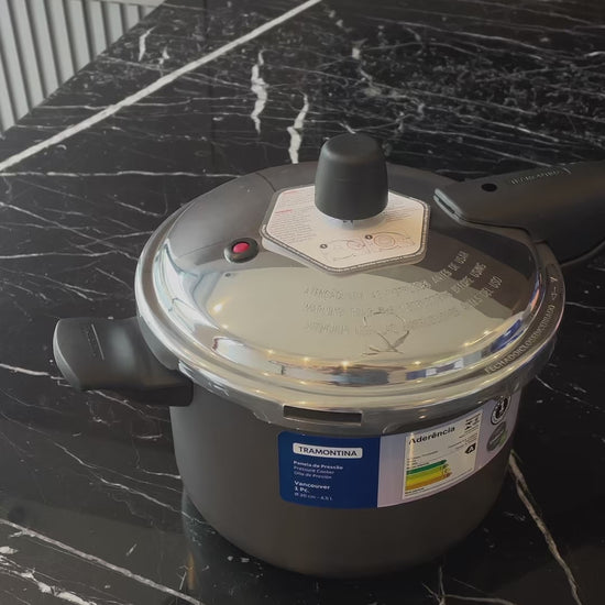 Vídeo de anúncio da panela de pressão Vancouver da Tramontina, com capacidade de 4,5 litros e 20cm de diâmetro. O produto possui revestimento antiaderente na cor grafite e é ideal para cozinhar de forma rápida e segura. Encontre a panela de pressão Tramontina na Salvador Comercial.