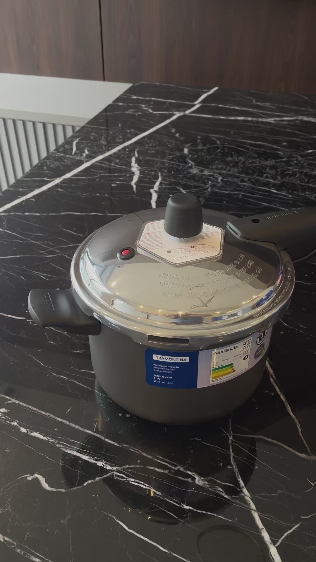 Vídeo de anúncio da panela de pressão Vancouver da Tramontina, com capacidade de 4,5 litros e 20cm de diâmetro. O produto possui revestimento antiaderente na cor grafite e é ideal para cozinhar de forma rápida e segura. Encontre a panela de pressão Tramontina na Salvador Comercial.