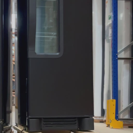 Vídeo da cervejeira Metalfrio Beer Maxx 250, com porta de vidro, capacidade de 228 litros e faixa de temperatura de +2°C a -6°C. O design preto ônix, aliado ao display interativo e prateleiras reguláveis, oferece a solução ideal para manter cervejas geladas em casa ou no seu negócio. Encontre a cervejeira VN25T na Salvador Comercial.