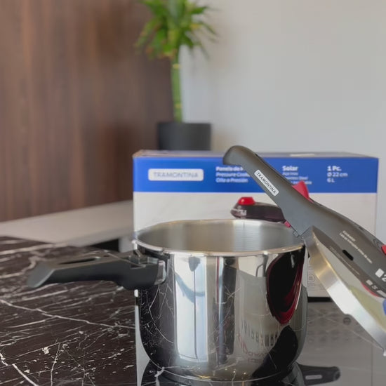 Vídeo de anúncio da panela de pressão Solar da Tramontina, com 22 cm e 4,5 litros. O produto é feito em aço inox com fundo triplo, compatível com indução, e possui 5 dispositivos de segurança. Ideal para cozimento rápido, uniforme e seguro. Encontre a panela de pressão Tramontina na Salvador Comercial.