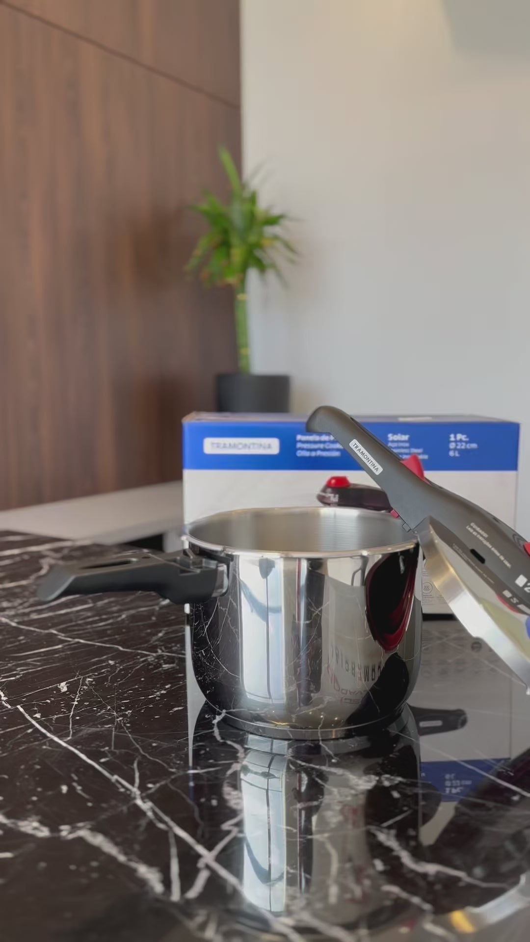 Vídeo de anúncio da panela de pressão Solar da Tramontina, com 22 cm e 4,5 litros. O produto é feito em aço inox com fundo triplo, compatível com indução, e possui 5 dispositivos de segurança. Ideal para cozimento rápido, uniforme e seguro. Encontre a panela de pressão Tramontina na Salvador Comercial.