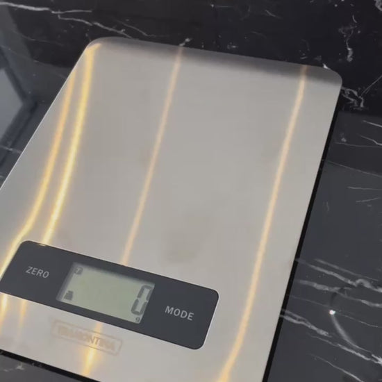 Vídeo de anúncio da balança digital para cozinha em aço inox Tramontina. Equipamento essencial para medições precisas em receitas, garantindo alta durabilidade e design moderno. Compre na Salvador Comercial para otimizar suas preparações culinárias.