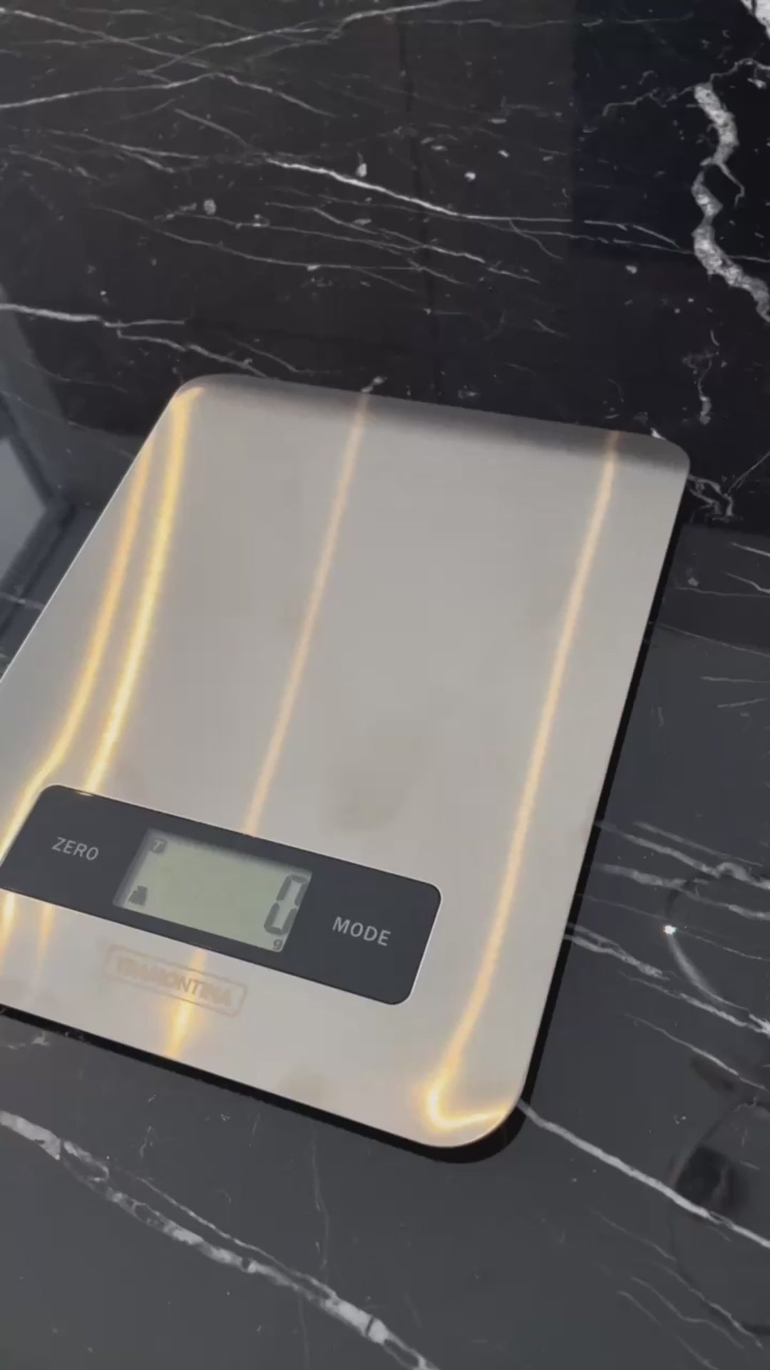 Vídeo de anúncio da balança digital para cozinha em aço inox Tramontina. Equipamento essencial para medições precisas em receitas, garantindo alta durabilidade e design moderno. Compre na Salvador Comercial para otimizar suas preparações culinárias.