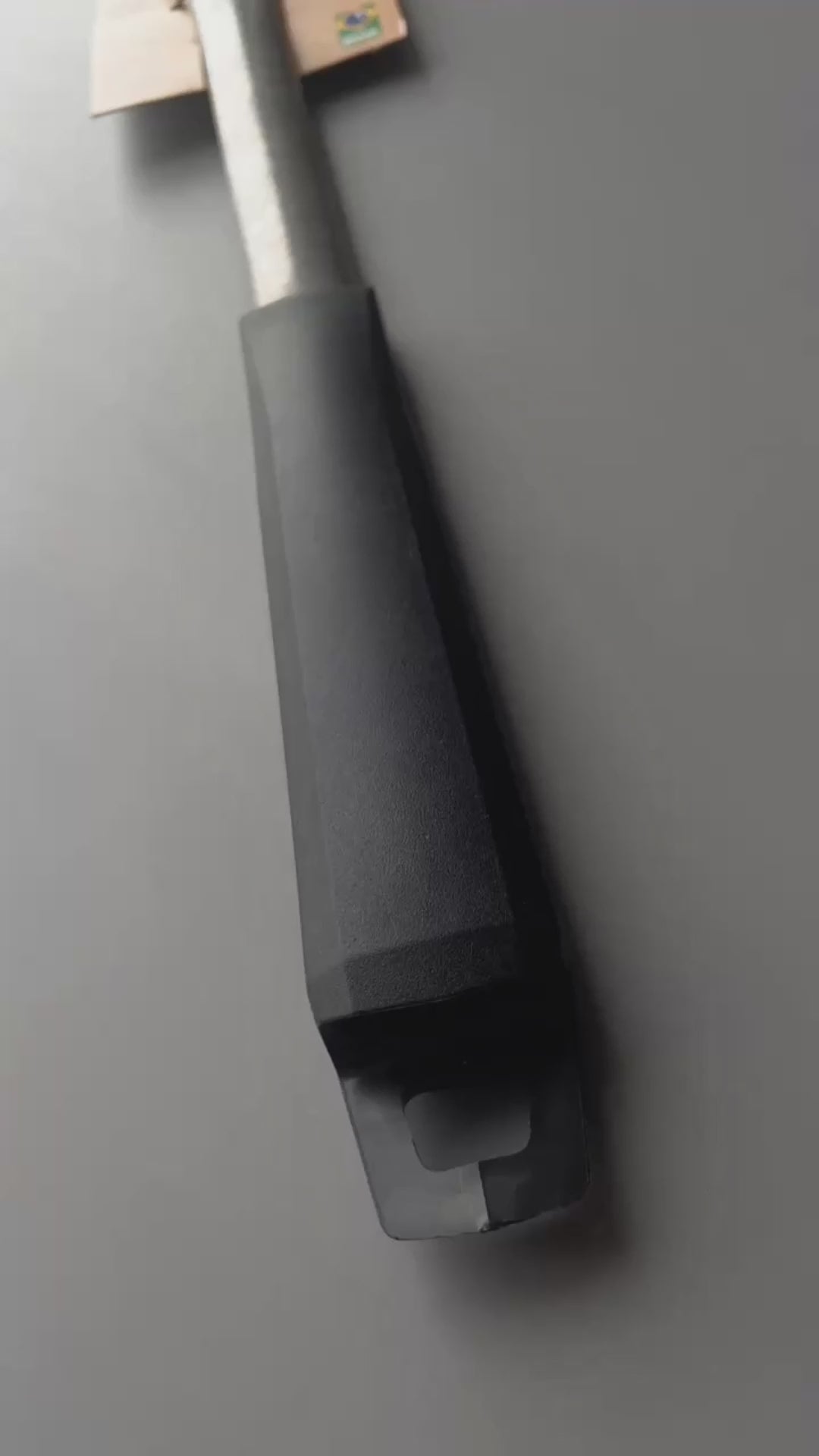 Anúncio em vídeo do pincel de silicone para churrasco Tramontina. Utensílio prático para espalhar molhos e temperos na sua carne. Cerdas de silicone higiênicas e cabo de polipropileno. Compre o seu pincel para churrasco na Salvador Comercial.