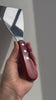 Vídeo de anúncio da espátula de fritura Tramontina, com lâmina de inox de 5 polegadas e cabo em madeira Polywood vermelho. Ideal para uso em chapas, a espátula garante praticidade e durabilidade. Encontre essa ferramenta essencial para lanches e preparos rápidos.