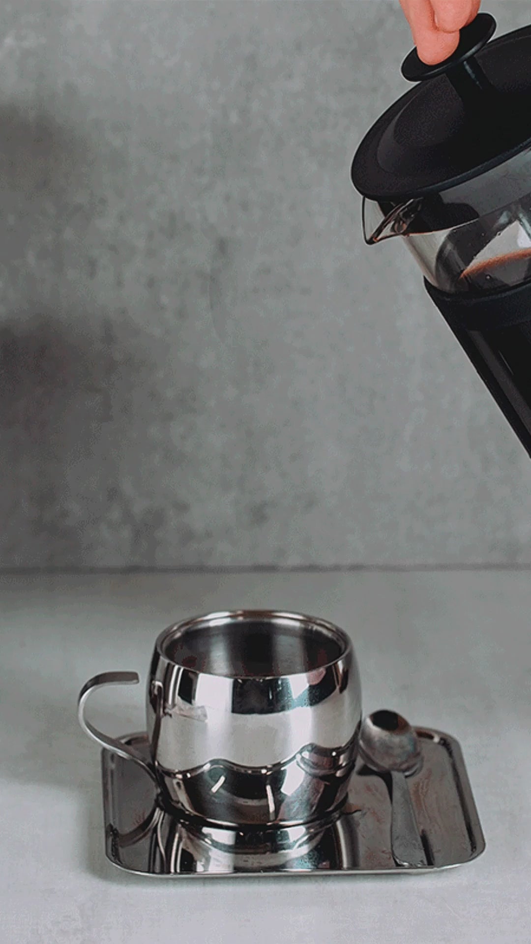 Anúncio em vídeo da cafeteira francesa Tramontina. Prepare café gourmet com a pureza e o sabor de uma extração perfeita. Design moderno e funcional, ideal para sua rotina. Compre a sua cafeteira francesa na Salvador Comercial.