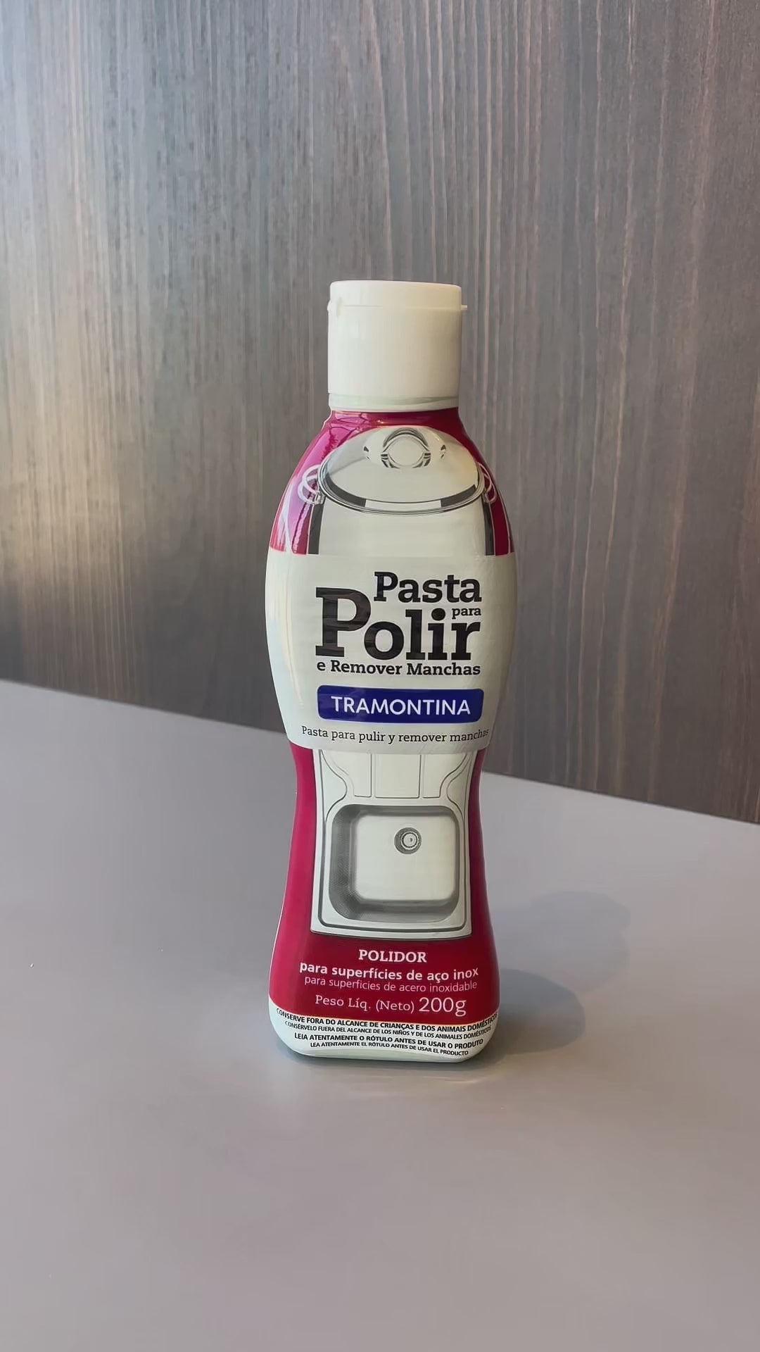 Vídeo de anúncio da pasta para polir e remover manchas da Tramontina, com 200g. O produto é ideal para limpeza e polimento de superfícies em aço inox, esmaltadas ou pintadas, restaurando o brilho e removendo sujeiras difíceis. Encontre a pasta de polimento Tramontina na Salvador Comercial.