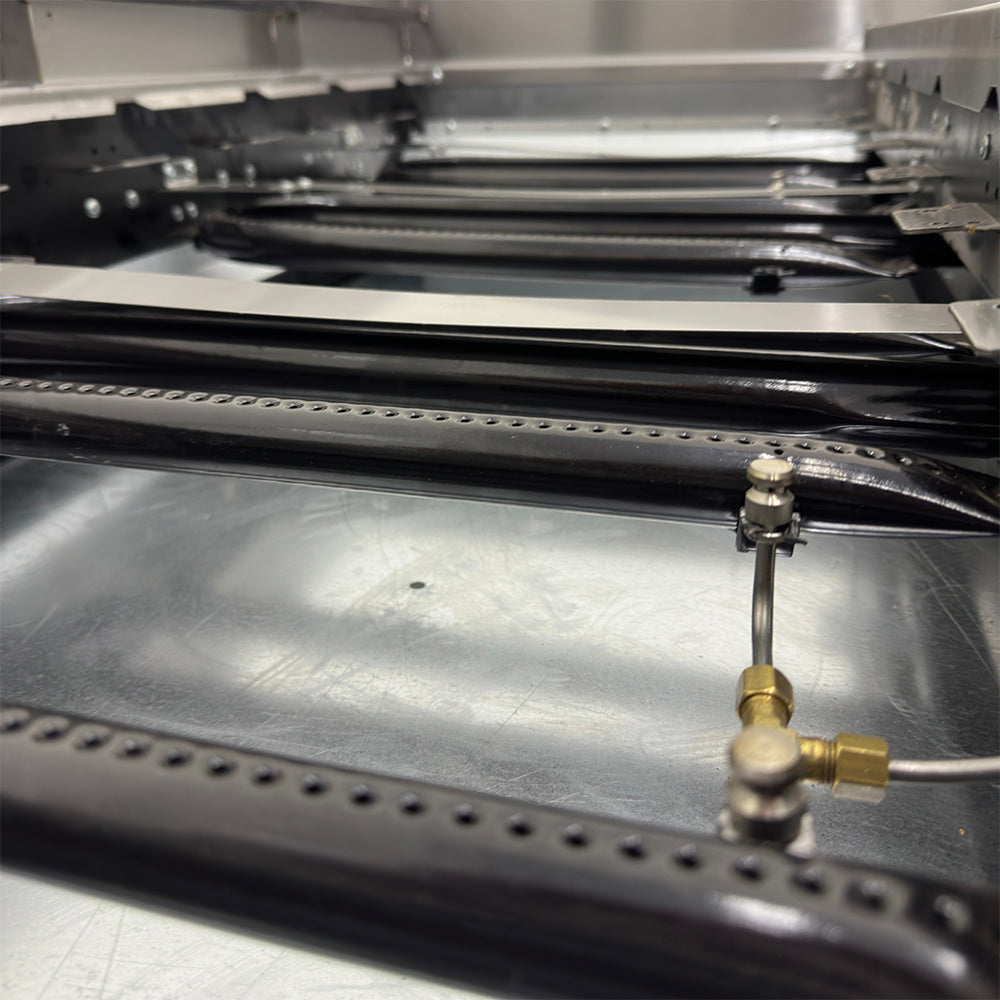 Detalhes dos queimadores da chapa grill char broiler Venâncio PCG090G a gás, garantindo aquecimento eficiente e uniforme