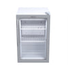 Refrigerador para bebidas Venax VV100 branco 82L com prateleiras ajustáveis e porta de vidro, ideal para expor latas e garrafas.