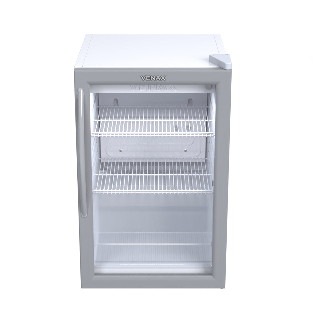 Refrigerador para bebidas Venax VV100 branco 82L com prateleiras ajustáveis e porta de vidro, ideal para expor latas e garrafas.