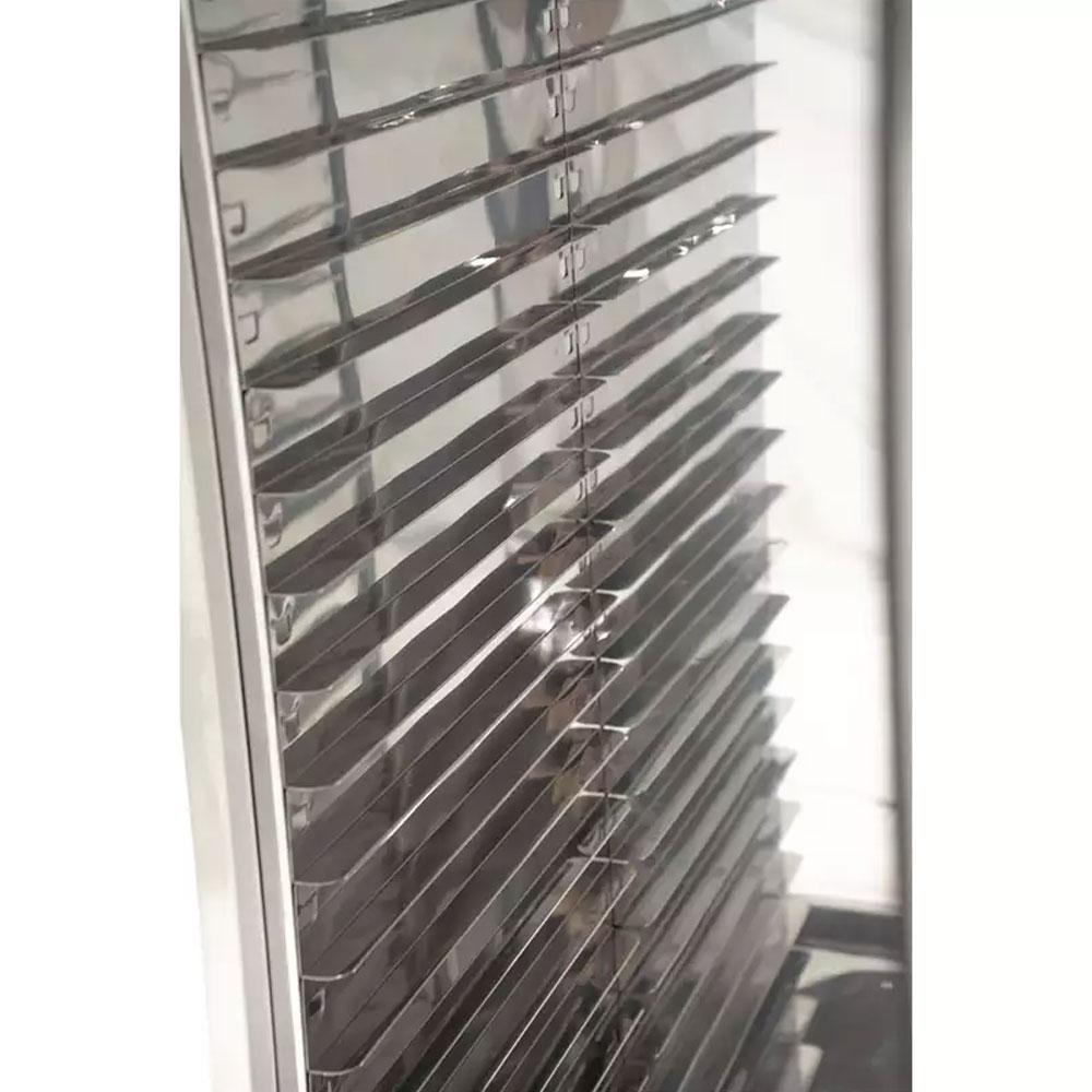Detalhe dos suportes em aço inoxidável do armário de crescimento Venâncio VAF20T, projetados para acomodar 20 esteiras de 58x68cm com segurança e estabilidade.