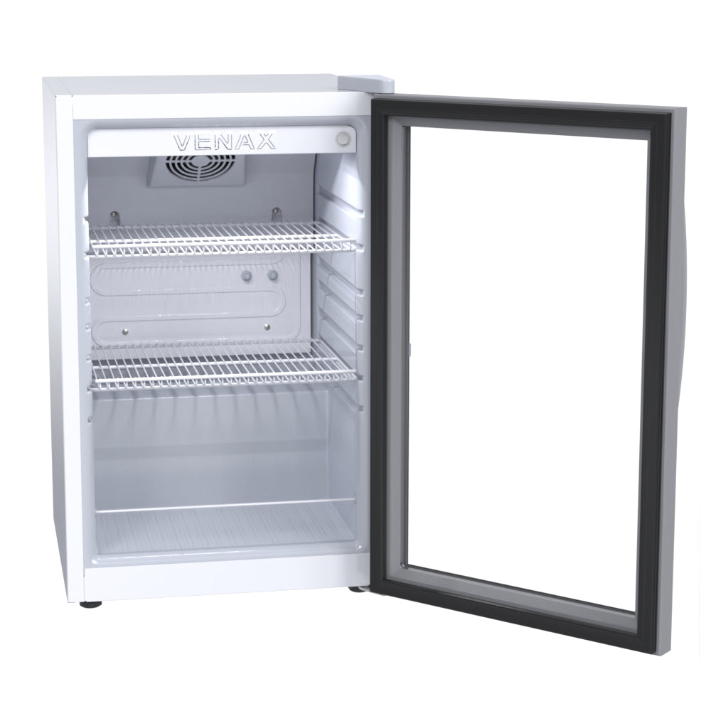  Interior da mini geladeira expositora Venax VV100 82L com porta de vidro aberta, mostrando as prateleiras reguláveis e iluminação LED.