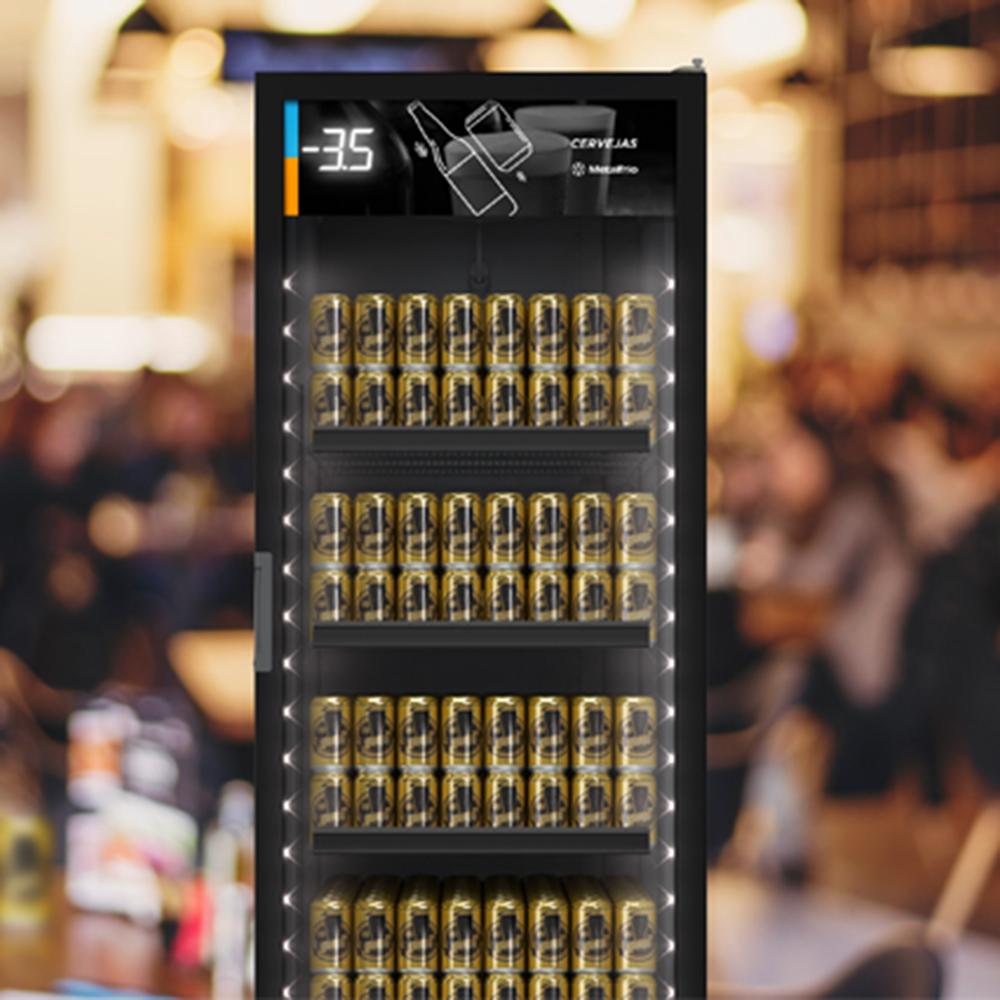 Interior da cervejeira Metalfrio com prateleiras ajustáveis repletas de garrafas e latas, exibindo a iluminação interna LED